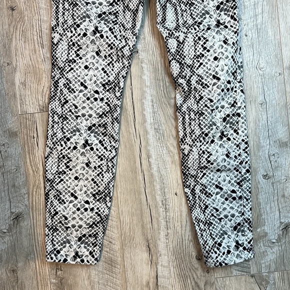 Good American Good Waist Snake Skin Print Tummy Control Flattering Skinny Jeans - Picture 6 of 8